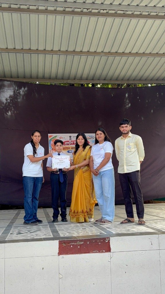 द स्टैनवर्ड स्कूल उदयपुर में राष्ट्रीय एकता दिवस क्विज प्रतियोगिता के विजेता विद्यार्थी को प्रमाण पत्र प्रदान करते हुए